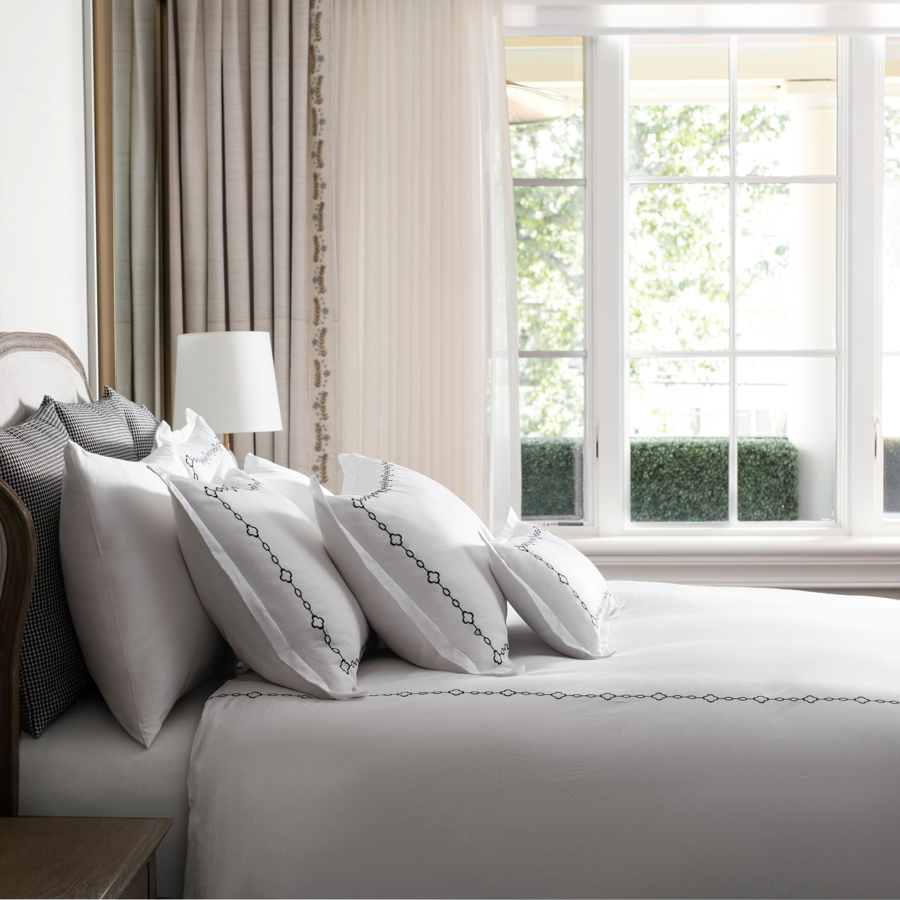 AVA Fine Linen Mayfair Chain Duvet Set